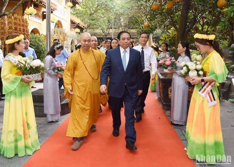 El primer ministro Pham Minh Chinh visita la pagoda de Quan Su en Hanói en ocasión del aniversario 2567 del nacimiento e iluminación de Buda (Día de Vesak)