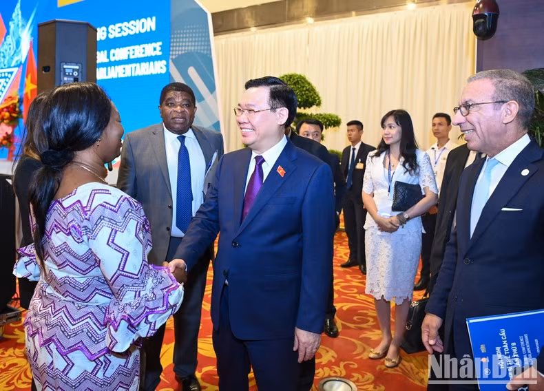 Dinh Hue y los asistentes a la ceremonia de clausura del evento.