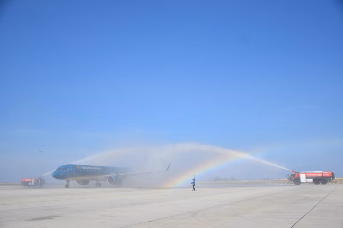 El vuelo número 300 mil operado por Vietnam Airlines de Hanói al Aeropuerto Internacional de Cam Ranh es recibido con una ceremonia de cañones de agua.