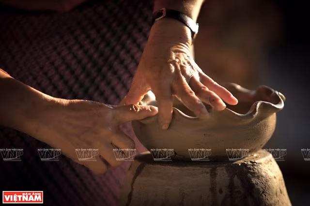 Con sus hábiles manos, el alfarero elabora productos únicos. (Fuente:VNA)