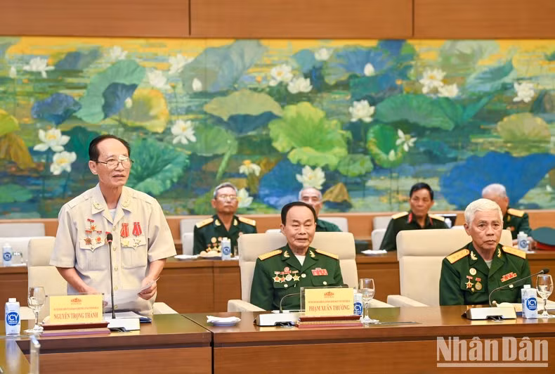 El presidente de la Asociación de exprisioneros de guerra de Nghe An, Nguyen Trong Thanh habla en el encuentro.