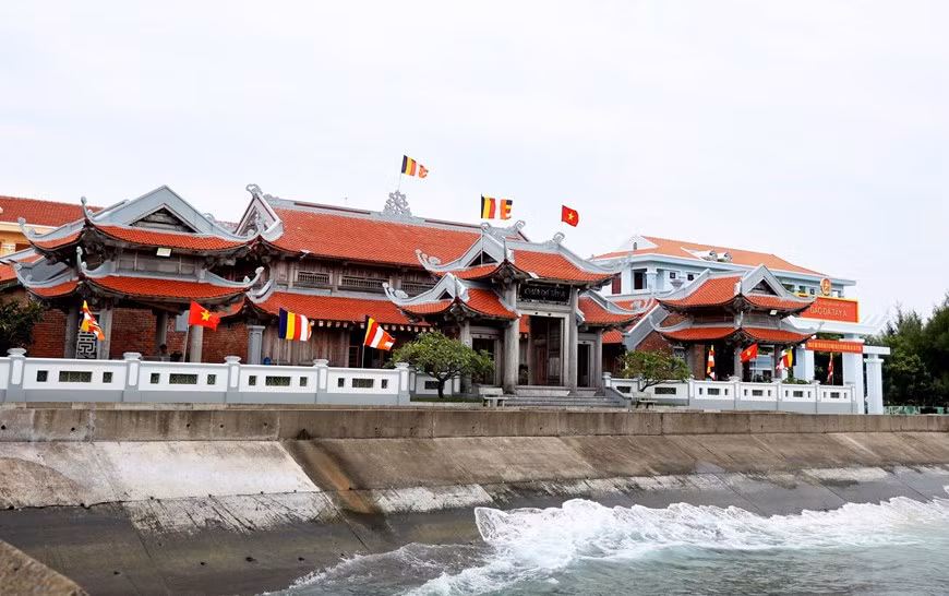 La pagoda Da Tay, en las islas Truong Sa, es un hito espiritual y un punto de apoyo sólido para los soldados y el pueblo de la isla homónima. Foto: VNA La pagoda Da Tay, en las islas Truong Sa, es un hito espiritual y un punto de apoyo sólido para los soldados y el pueblo de la isla homónima. Foto: VNA