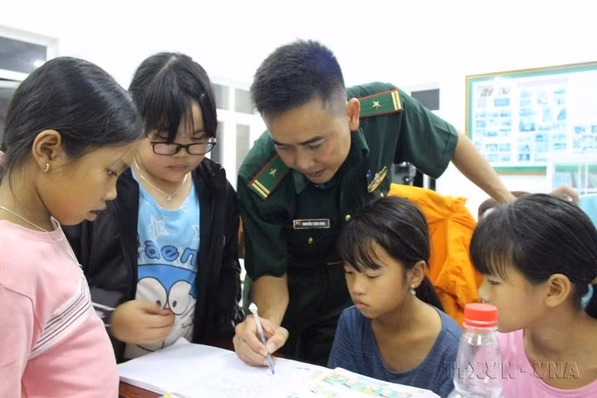 Una clase gratuita de inglés en el puesto de guardia fronteriza de Bich Dam, distrito de Vinh Nguyen, ciudad de Nha Trang, provincia de Khanh Hoa. (Foto: VNA)