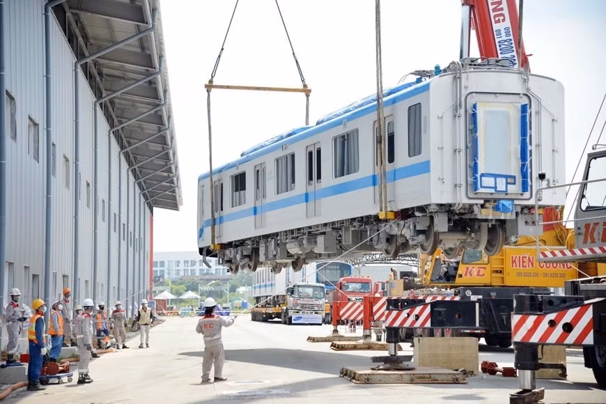Instalan el primer vagón del tren número 2 de la línea de metro 1 que conecta el mercado Ben Thanh, en el distrito 1, y el parque Suoi Tien, en el distrito 9, en Ciudad Ho Chi Minh. (Fuente: VNA)