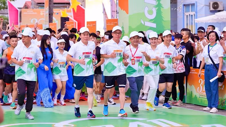 Dirigentes de Hai Phong participan en la carrera. Dirigentes de Hai Phong participan en la carrera.