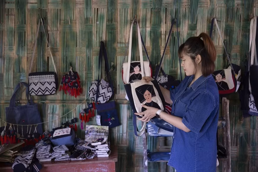 Los turistas compran productos de brocado de la etnia Yao Tien en la aldea Sung de la comuna de Cao Son, distrito de Da Bac, Hoa Binh. (Foto: VNA)