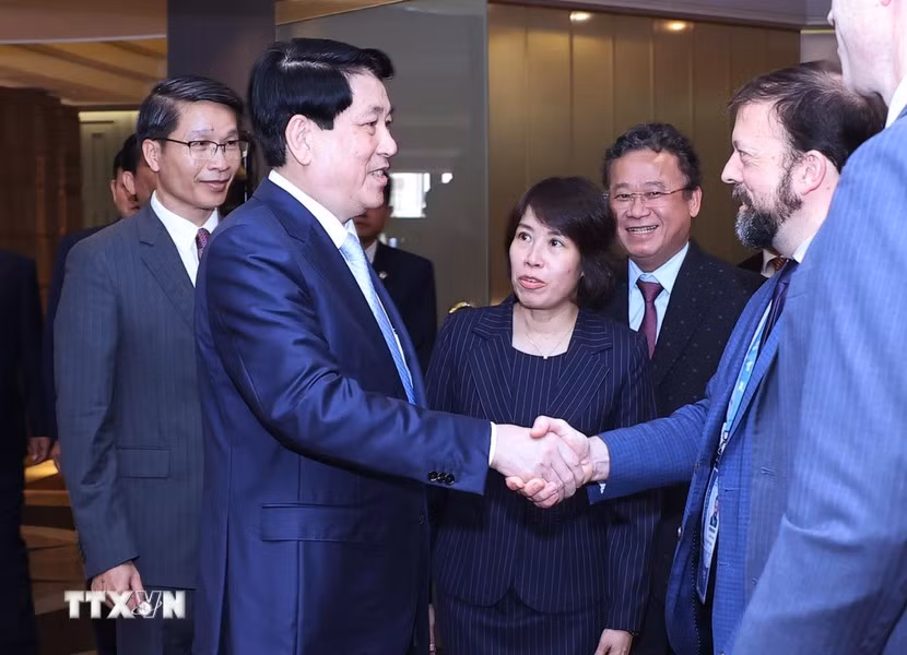 El presidente de Vietnam, Luong Cuong, saluda a los delegados.