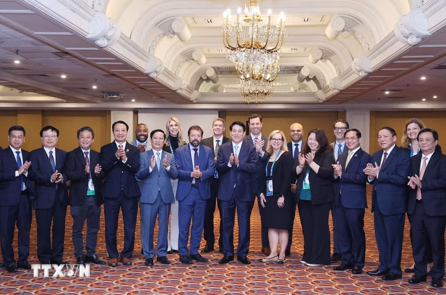 El presidente de Vietnam, Luong Cuong, y los asistentes al evento.