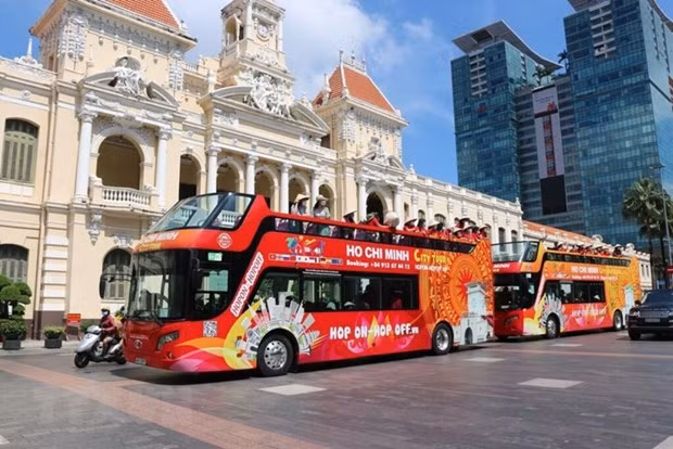 Turistas pasean en autobús por las calles de Ciudad Ho Chi Minh (Foto: VNA)