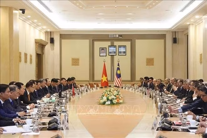 Durante las conversaciones entre el secretario general del PCV, To Lam, y el primer ministro malasio, Anwar Ibrahim (Fuente: VNA)