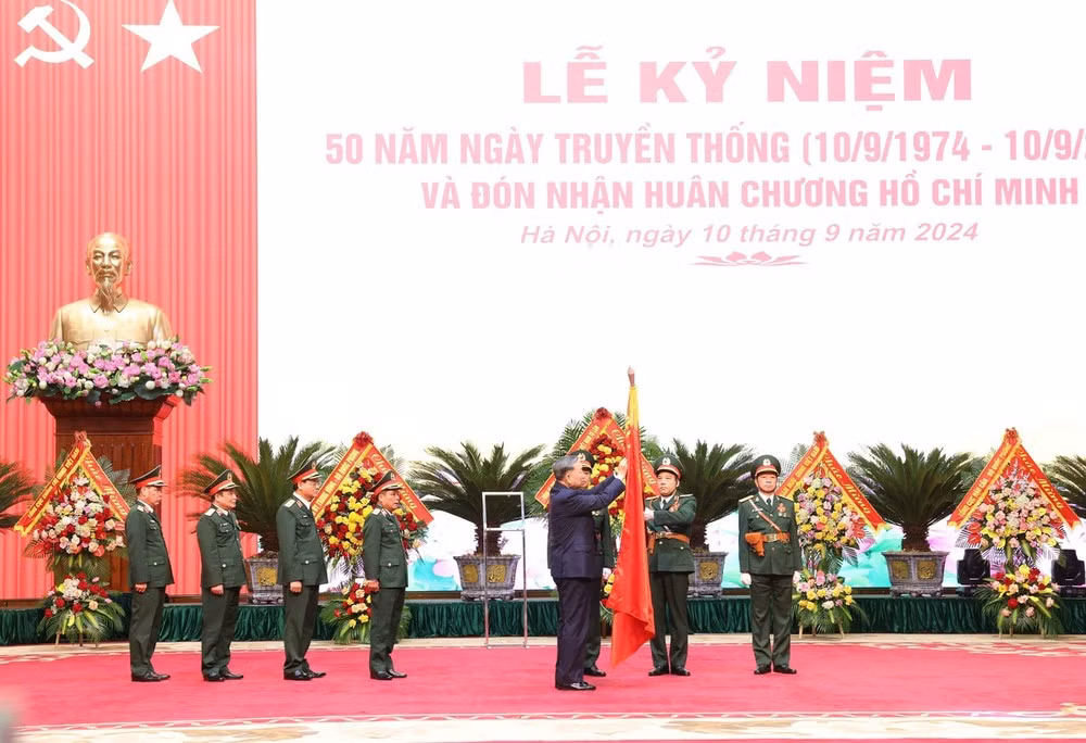 En la ceremonia de entrega de la Orden Ho Chi Minh al Departamento General de Técnica del Ministerio de Defensa de Vietnam (Fuente: VNA)