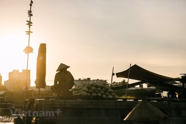 Los vendedores cuelgan productos en un poste de 3-5 metros de altura para que el comprador pueda reconocerlo desde la distancia. (Fuente: Vietnam+)