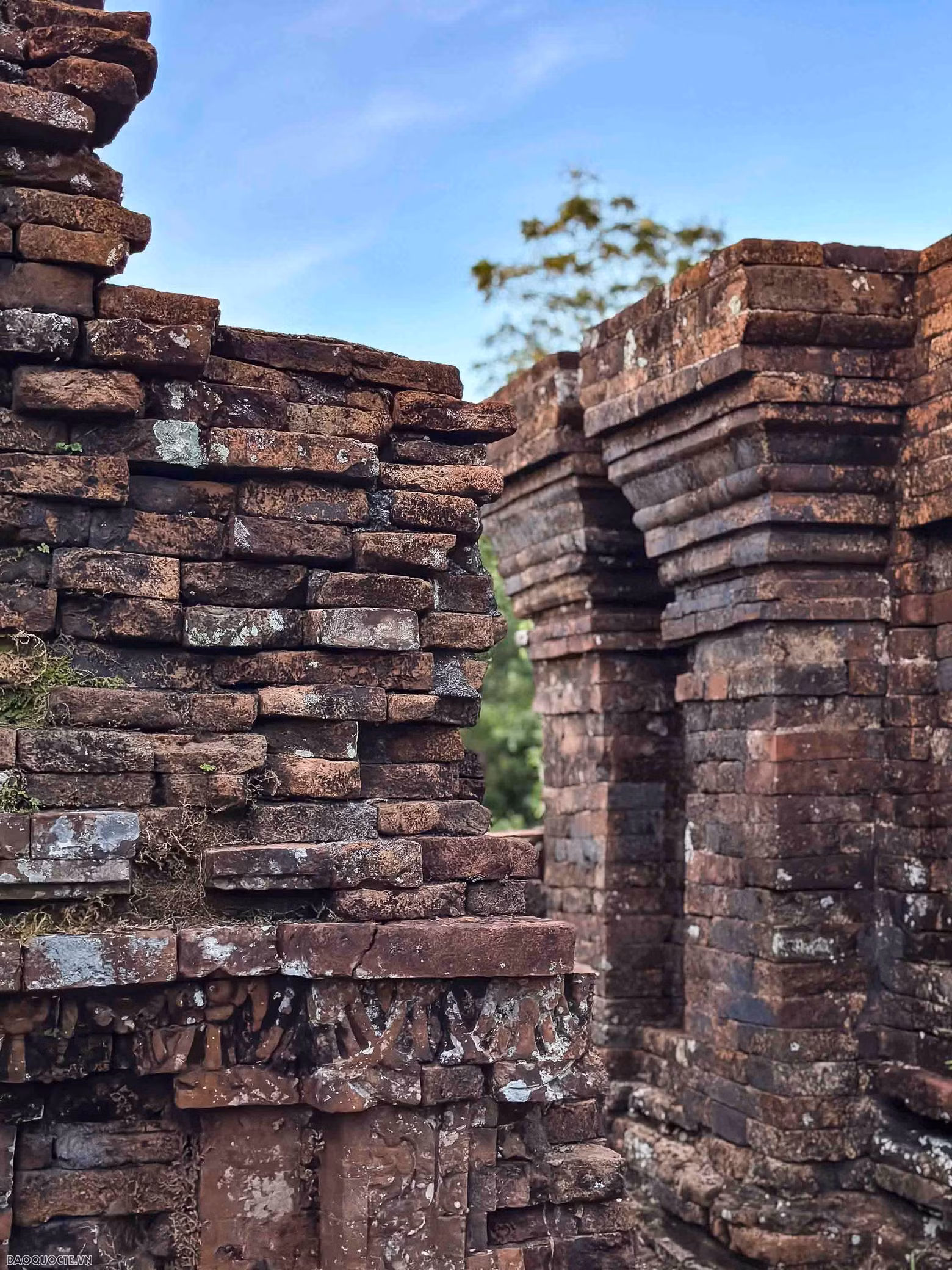 Los templos, en forma de cuadrángulo, fueron construidos con ladrillos y decorados con piedra arenisca mediante la técnica del machihembrado.