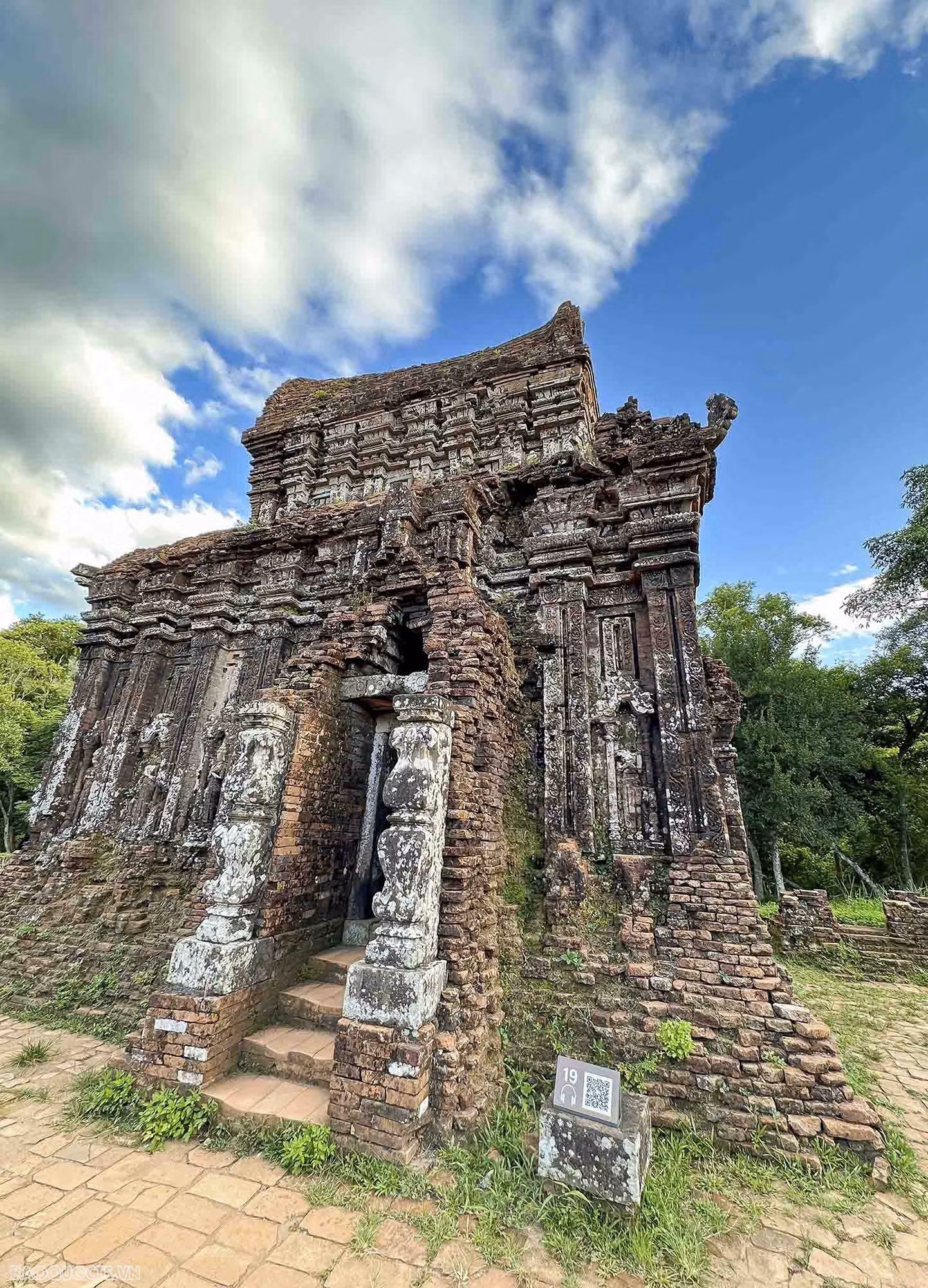 La reliquia consta de más de 70 templos intrincadamente tallados con numerosas inscripciones en sánscrito y cham. Olvidado durante mucho tiempo, el yacimiento fue descubierto en 1885 e inscrito en la Lista del Patrimonio Mundial de la UNESCO en 1995.