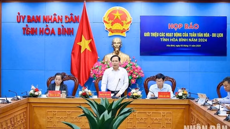El vicepresidente ejecutivo del Comité Popular de Hoang Binh, Nguyen Van Toan, habla en una rueda de prensa.