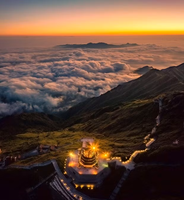 El momento del amanecer en Fansipan (Foto: Nguyen Minh Tu)