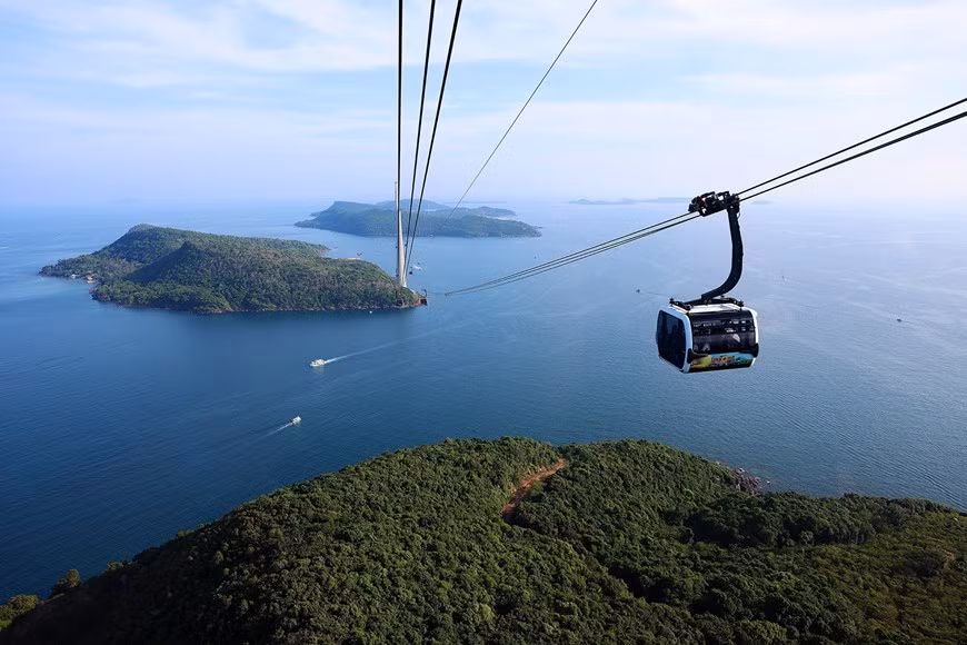 La ruta del teleférico de Hon Thom tiene una longitud de 7,9 kilómetros que parte de la estación de An Thoi, pasa por las islas de Hon Dua y Hon Roi, y termina en Hon Thom. (Foto: VNA)