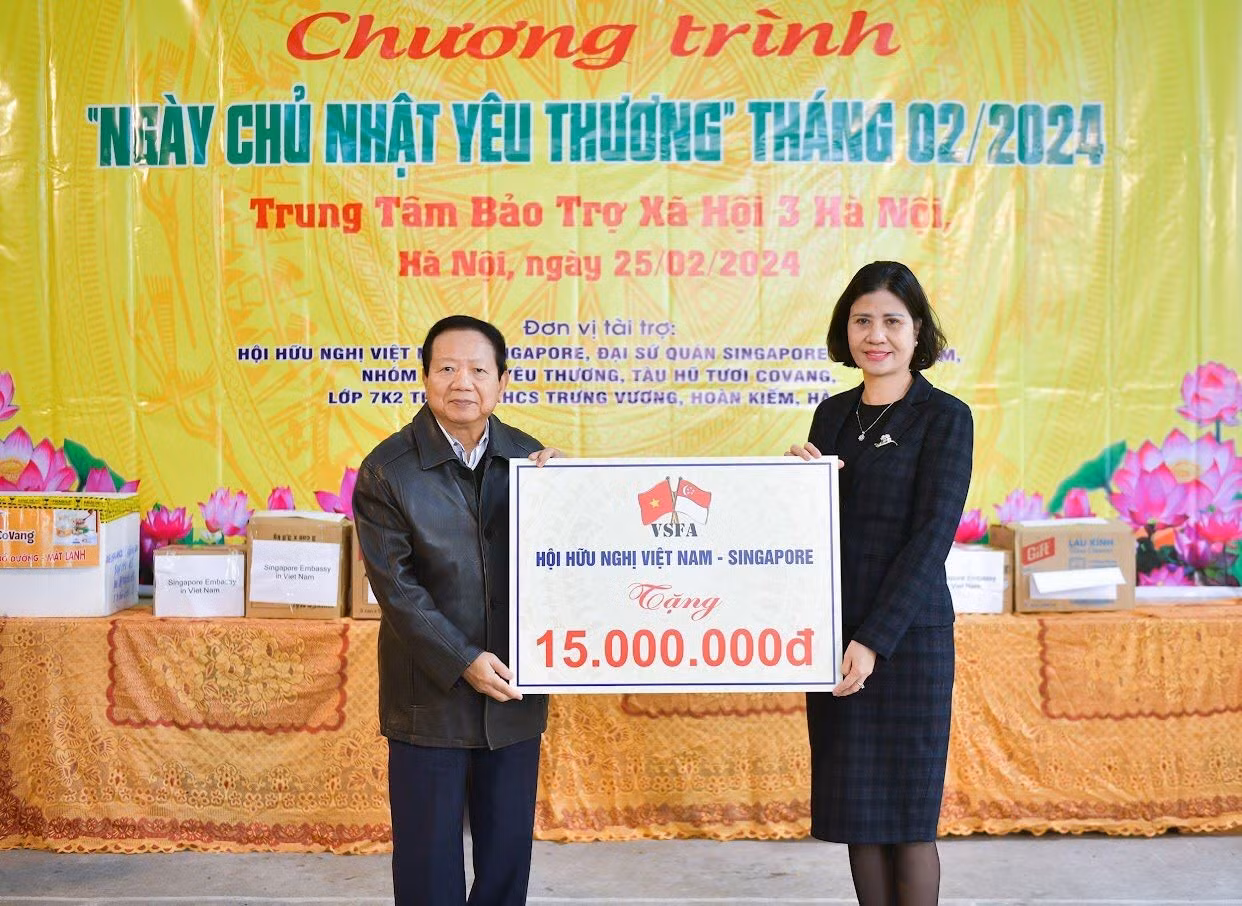 El embajador Nguyen Duc Hung, secretario general de la Asociación de Amistad Vietnam-Singapur, entrega una asistencia financiera de más de 600 dólares al Centro.