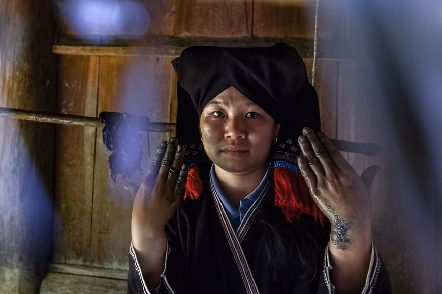 Desde los 10 años, las niñas de Yao Tien comienzan a aprender a bordar, tejer y teñir brocados, por lo que sus manos siempre son negras y moradas. (Foto: VNA)
