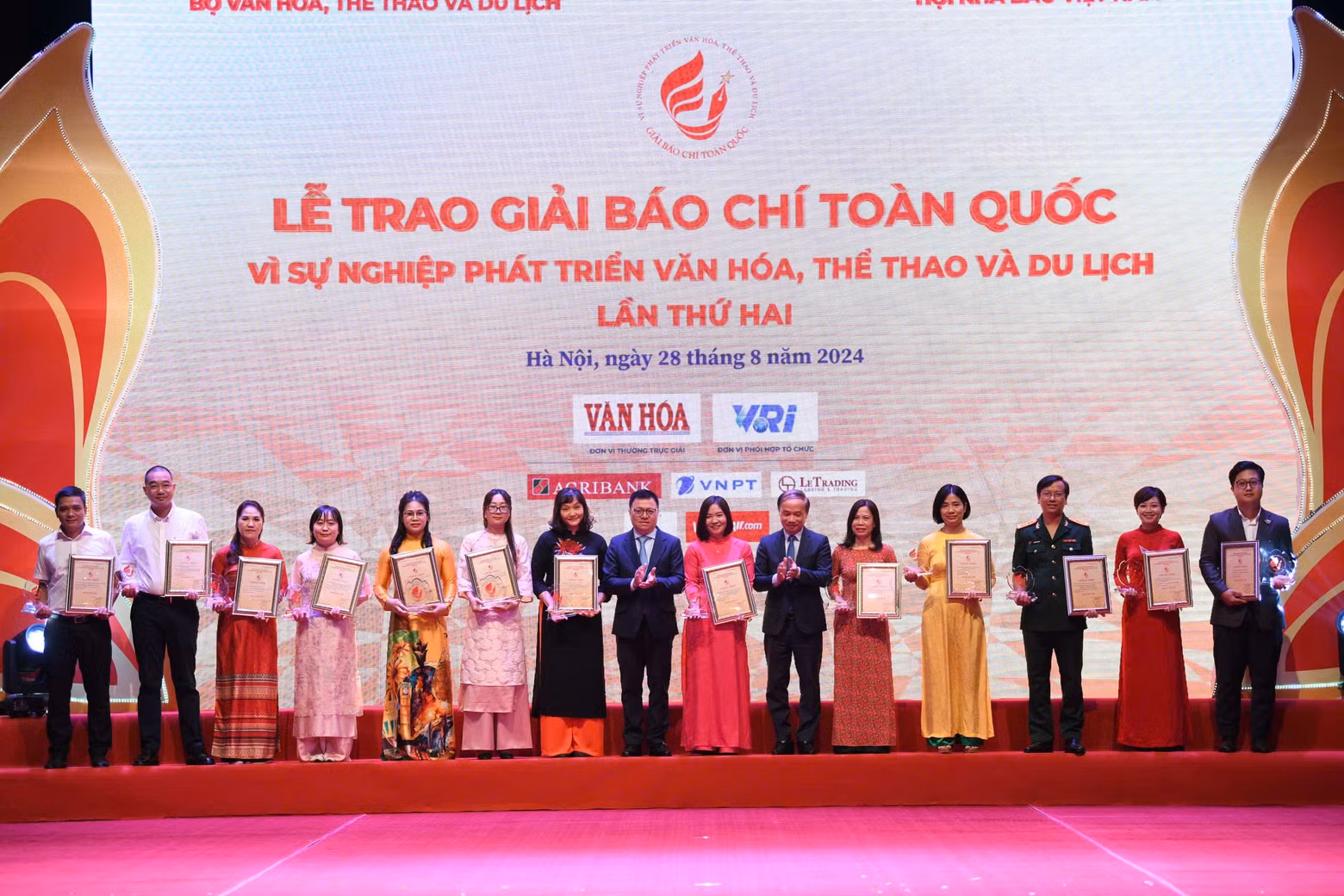 Autores de segundo premio. (Foto: Comité organizador)