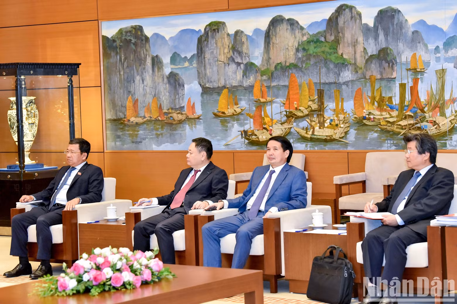 Los delegados vietnamitas participan en el encuentro.
