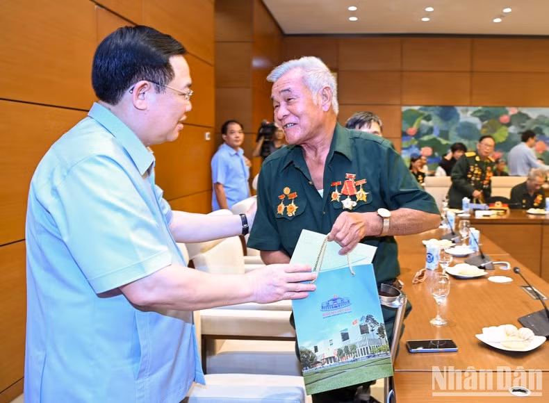 Dinh Hue entrega regalos a los exprisioneros de Nghe An.