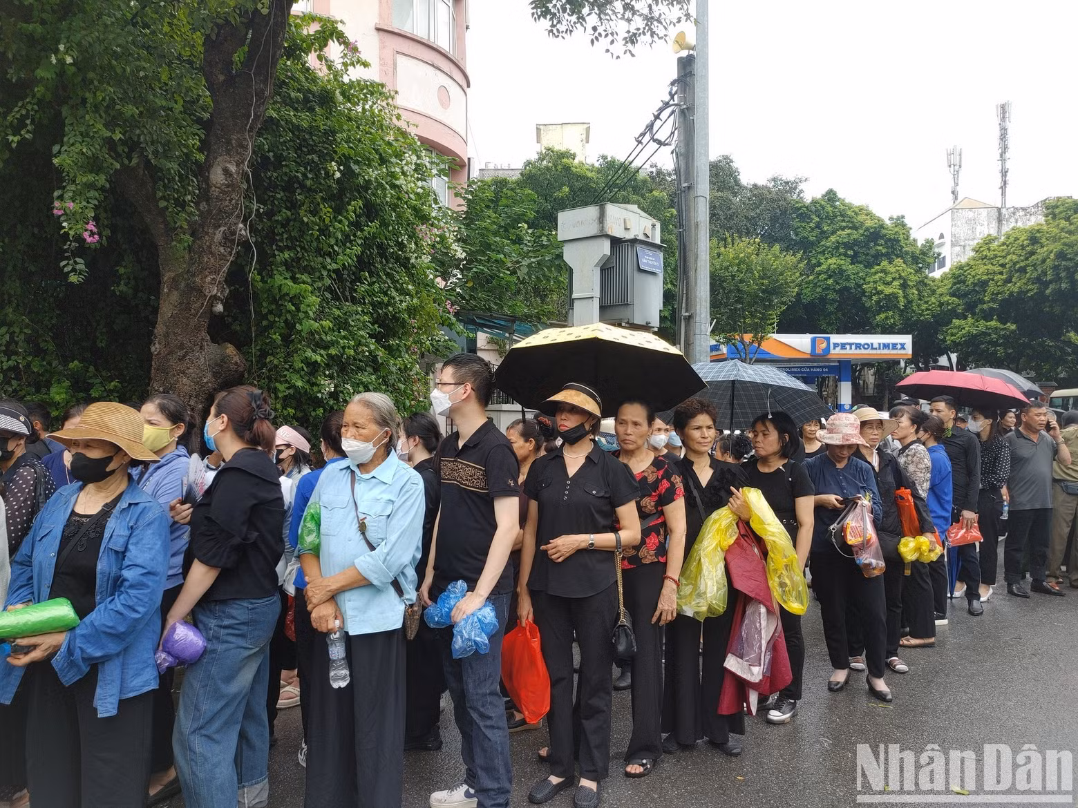 Una multitud hace cola para presentar sus respetos al Secretario General Nguyen Phu Trong. Una multitud hace cola para presentar sus respetos al Secretario General Nguyen Phu Trong.