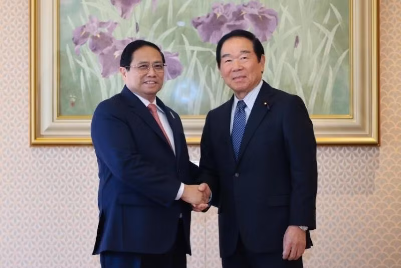 El primer ministro de Vietnam, Pham Minh Chinh (izquierda), conversa con el presidente de la Cámara de Representantes japonesa, Nukaga Fukushiro. (Foto: VNA)
