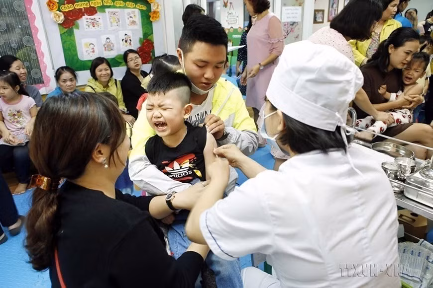 El distrito de Hai Ba Trung (Hanói) implementó una campaña para complementar la vacuna contra el sarampión y la rubéola en las escuelas de la zona. (Foto: VNA)