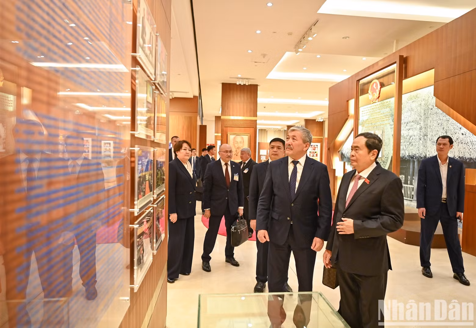 Los dos mandatarios visitan la Sala de Tradicción de la ANV. Los dos mandatarios visitan la Sala de Tradicción de la ANV.