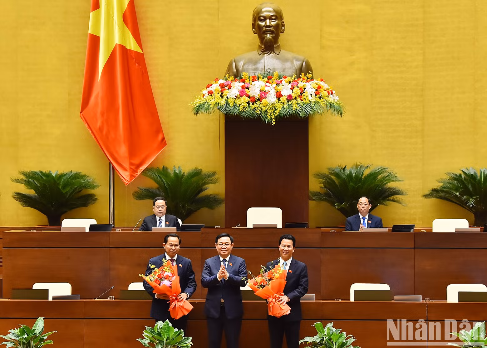 El presidente de la Asamblea Nacional, Vuong Dinh Hue, felicitó al nuevo jefe de la Comisión de Finanzas y Presupuesto del Parlamento de la XV legislatura, Le Quang Manh (izquierda) y al nuevo ministro de Recursos Naturales y Medio Ambiente, Dang Quoc Khanh (derecha), mandato 2021 -2026. El presidente de la Asamblea Nacional, Vuong Dinh Hue, felicitó al nuevo jefe de la Comisión de Finanzas y Presupuesto del Parlamento de la XV legislatura, Le Quang Manh (izquierda) y al nuevo ministro de Recursos Naturales y Medio Ambiente, Dang Quoc Khanh (derecha), mandato 2021 -2026.