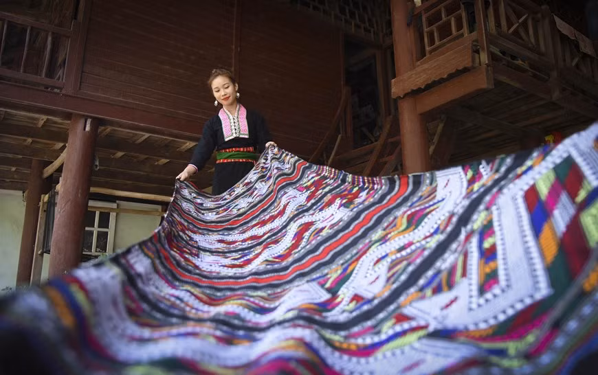 Para obtener la tela de brocado perfecta, los artesanos deben realizar muchos pasos manuales con herramientas rudimentarias. (Foto: VNA)