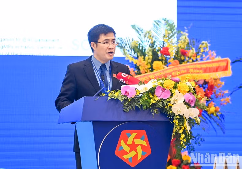 El delegado de la Asamblea Nacional de Vietnam, Hoang Minh Hieu, presentó el informe resumido del punto 1.