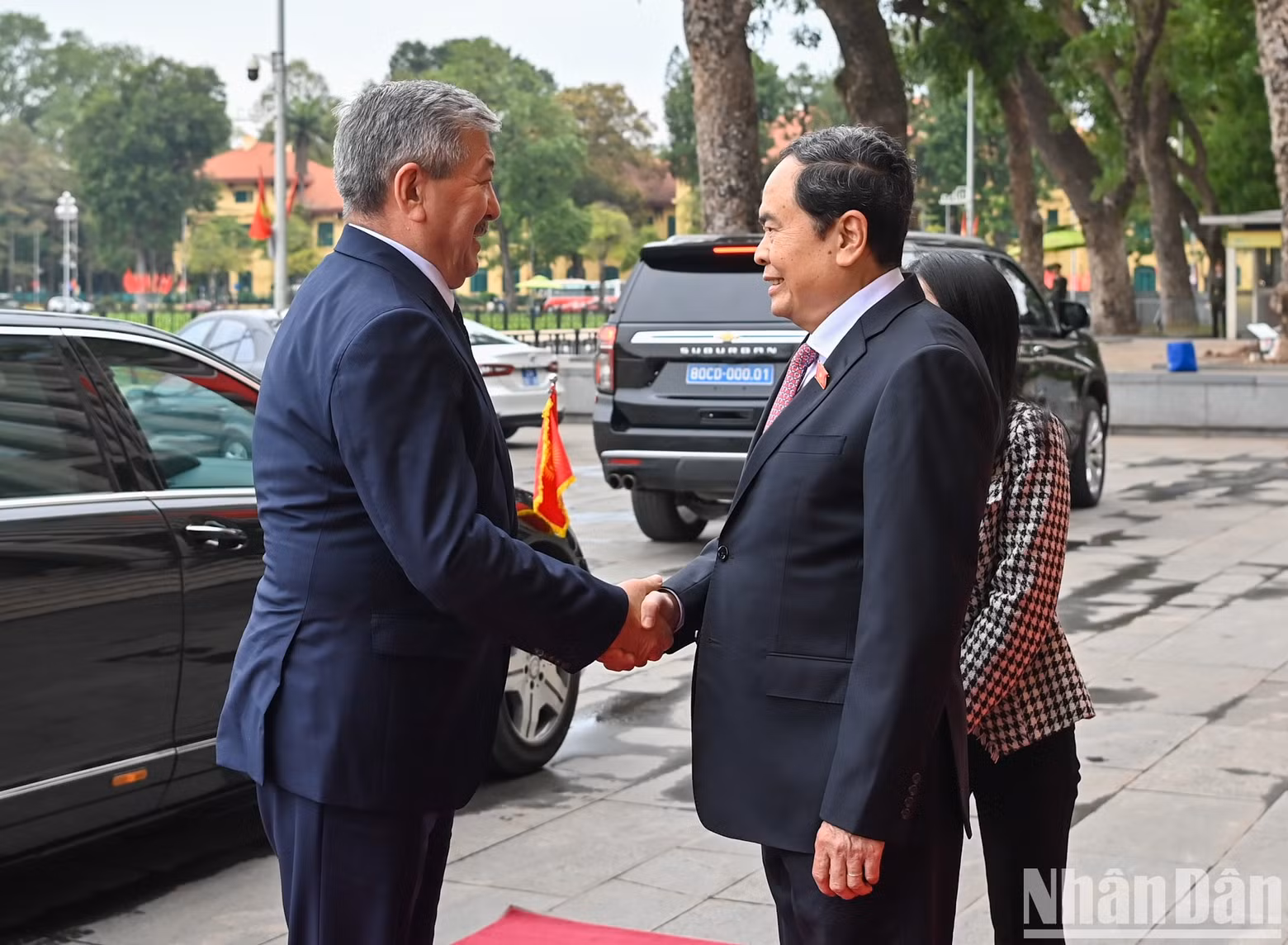El titular de la ANV, Tran Thanh Man, recibe al premier de Kirguistán, Adylbek Kasimalyev. El titular de la ANV, Tran Thanh Man, recibe al premier de Kirguistán, Adylbek Kasimalyev.