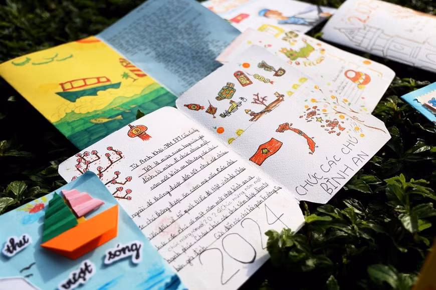 Tarjetas de felicitación de primavera enviadas por niños de todo el país a oficiales y soldados de Truong Sa. (Foto: VNA)