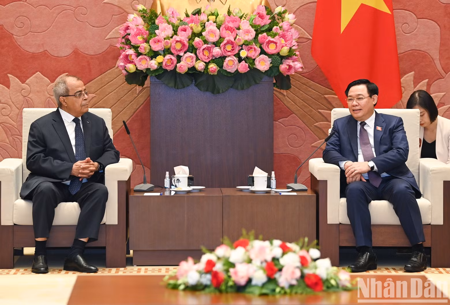 El presidente de la Asamblea Nacional de Vietnam, Vuong Dinh Hue, sostiene conversaciones con el ministro de Industria y Producción Farmacéutica de Argelia, Ali Aoun. El presidente de la Asamblea Nacional de Vietnam, Vuong Dinh Hue, sostiene conversaciones con el ministro de Industria y Producción Farmacéutica de Argelia, Ali Aoun.