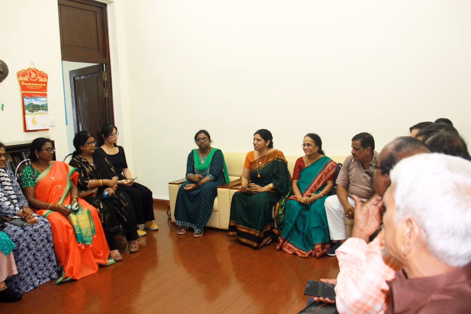 La delegación también visitó el Centro de Cultura Swami Vivekananda. Su directora, Monica Dharma, hace una presentación sobre las actividades de promoción de la cultura india entre los vietnamitas, como las clases de yoga, espectáculos artísticos y seminarios temáticos.