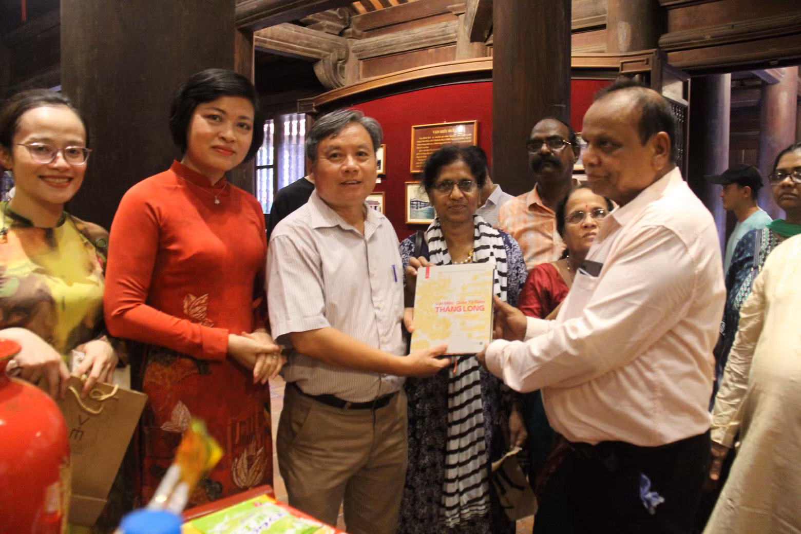 El subdirector de la Zona de Reliquia Nacional Especial Van Mieu- Quoc Tu Giam, Nguyen Van Tu, entrega a la delegación un libro sobre ese lugar.
