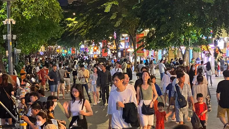 Concentración multitudinaria para contemplar los fuegos artificiales en el centro de Ciudad Ho Chi Minh.