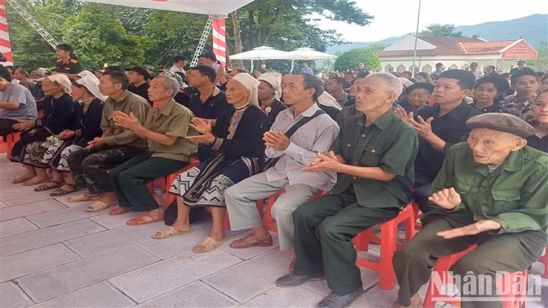Pobladores de las etnias en el distrito de Nguyen Binh asisten al evento.
