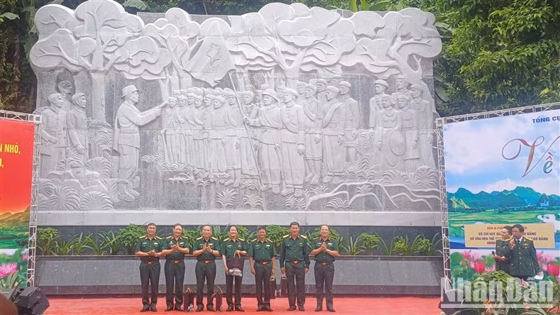 El comité organizador entrega obsequios a oficiales, héroes de las fuerzas armadas y veteranos.