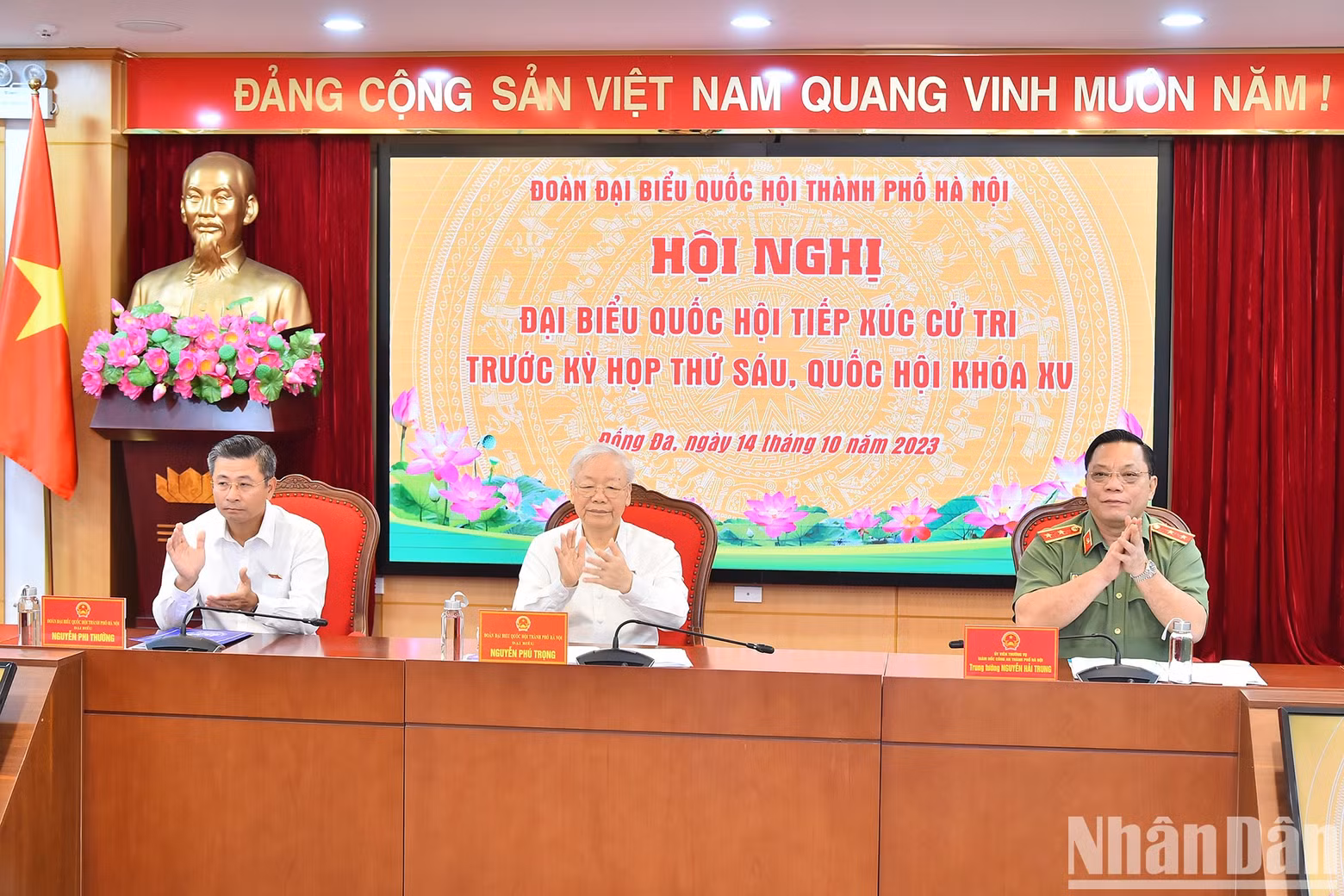 El secretario general del Partido Comunista de Vietnam (PCV), Nguyen Phu Trong, y los diputados de la Asamblea Nacional de la XV legislatura de la circunscripción electoral número 1 de Hanói asisten al encuentro.