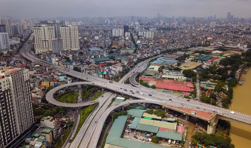 La intersección de tráfico que conecta el puente Vinh Tuy con las calles de Minh Khai y Nguyen Khoai (Fuente: VNA)