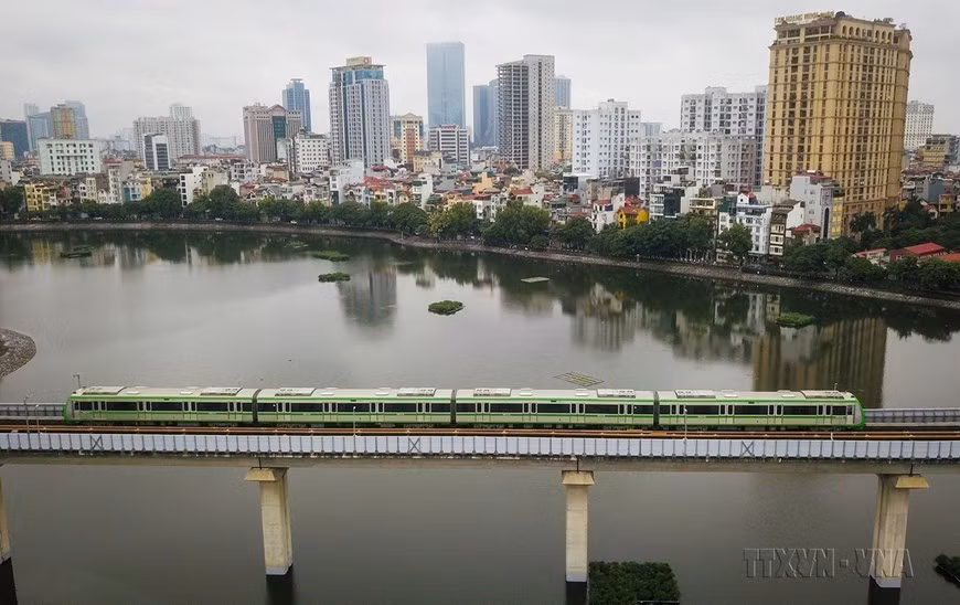La línea ferroviaria elevada Cat Linh - Ha Dong, que cuenta una longitud de 13,5 kilómetros, entró en funcionamiento el 6 de noviembre de 2021. (Foto: VNA)
