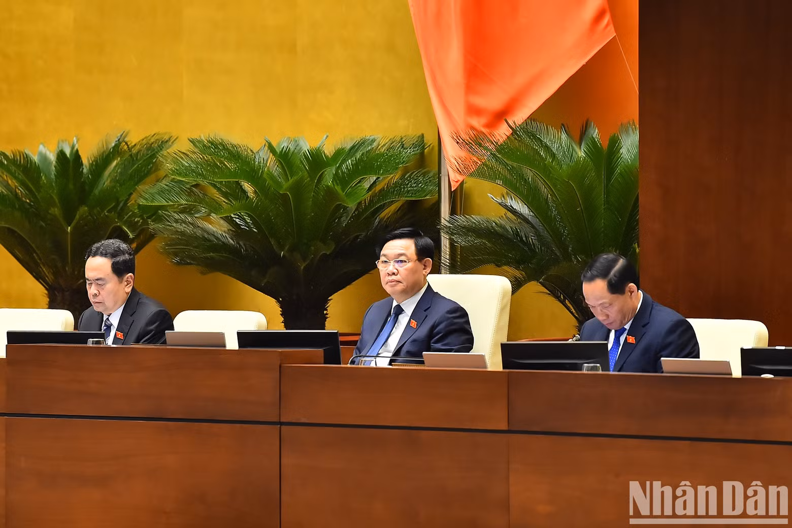 El presidente de la Asamblea Nacional, Vuong Dinh Hue y los subtitulares del Parlamento moderan la reunión en la tarde del 22 de mayo. El presidente de la Asamblea Nacional, Vuong Dinh Hue y los subtitulares del Parlamento moderan la reunión en la tarde del 22 de mayo.