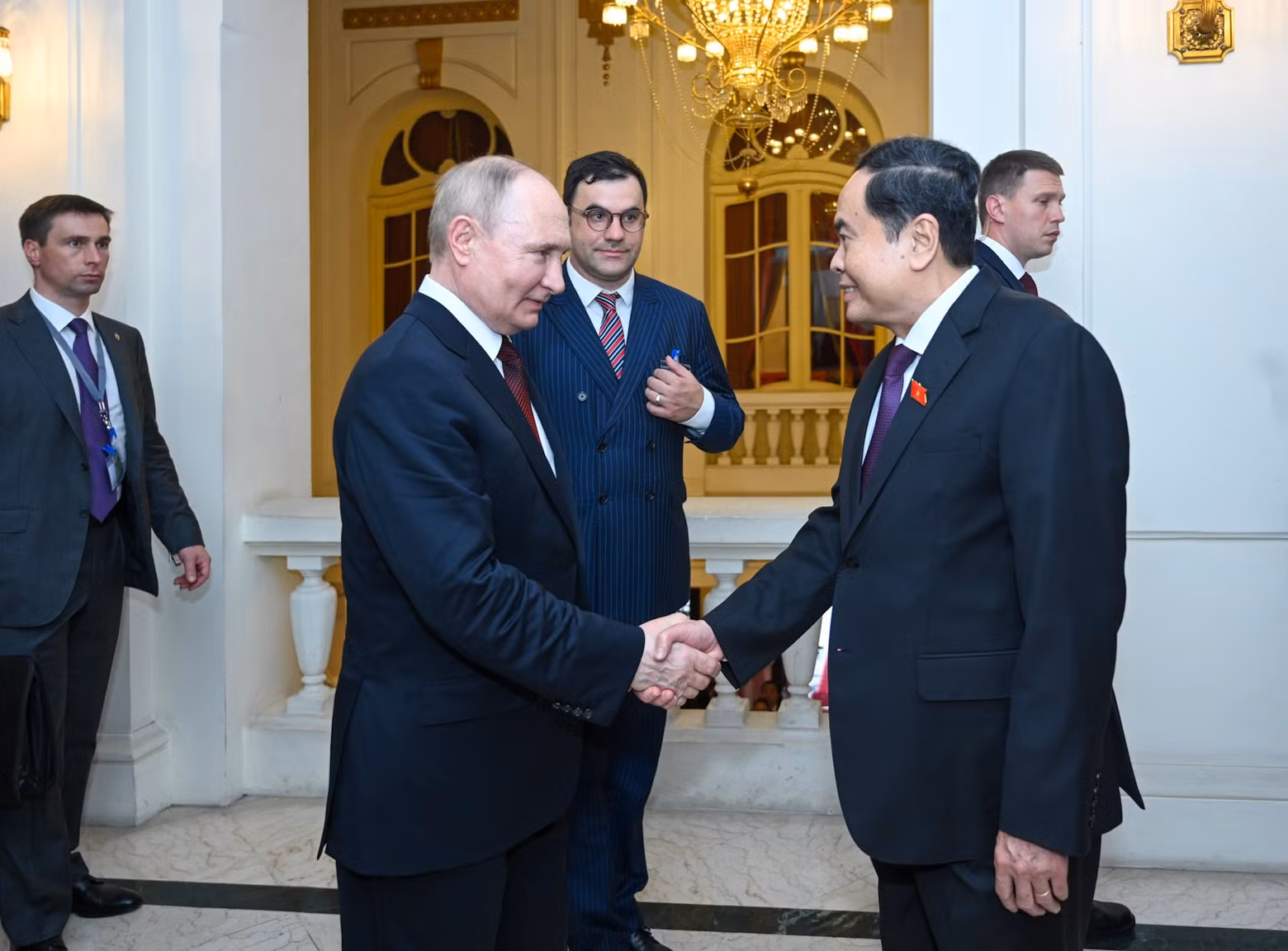 El máximo legislador vietnamita recibe al presidente ruso.