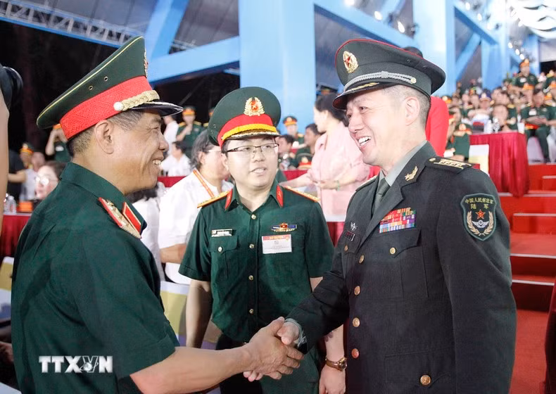 Dirigentes del Ejército Popular de Vietnam (a la izquierda) saludan a los líderes del Ejército Popular de Liberación de China.