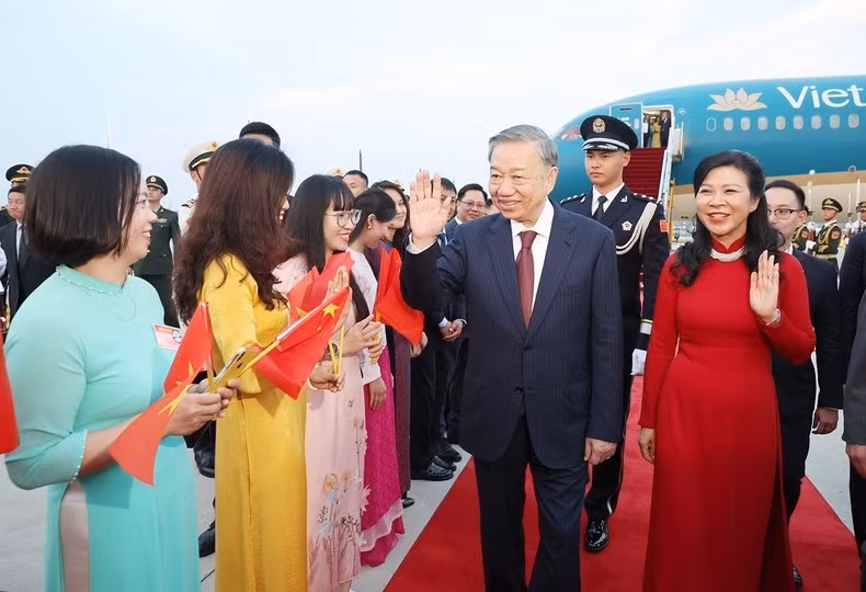Los funcionarios y personal de la Embajada de Vietnam y la comunidad de connacionales en China dan la bienvenida al secretario general del Partido Comunista y presidente de Vietnam, To Lam, y su esposa.