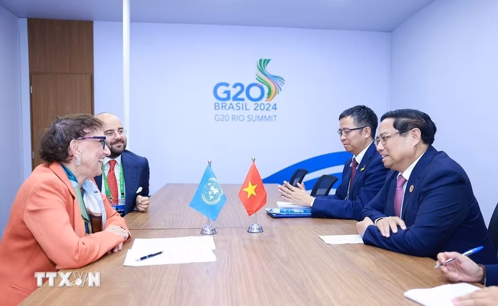 El premier vietnamita conversa con la Secretaria General de la Conferencia de ONU Comercio y Desarrollo, Rebeca Grynspan.
