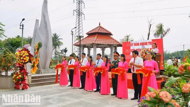 El veterano Tran Chien Chinh, junto a dirigentes del distrito de Hoa Vang, participa en la inauguración de los monumentos históricos en los lugares donde combatió su unidad, con el fin de contribuir a educar a los jóvenes sobre las heroicas tradiciones del país.